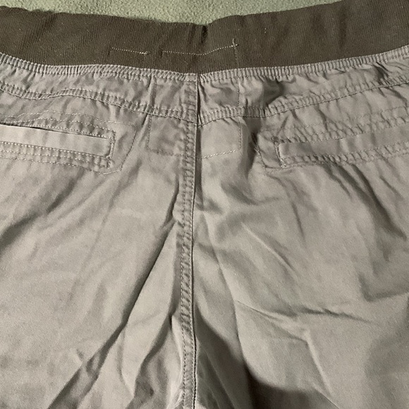 2 pairs of men’s shorts. LR Scoop green cargo, gray National Outfitters. Size 36 - Picture 8 of 15